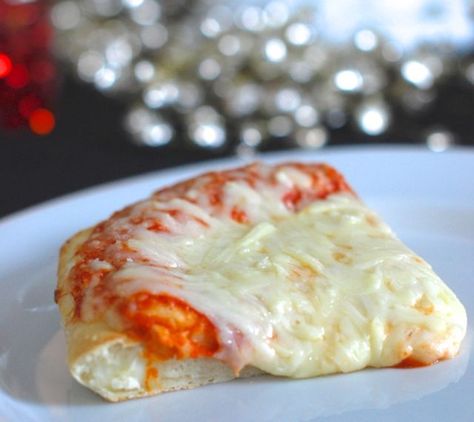 A copycat recipe for Sbarro's sicilian style pizza at home. Sbarro Pizza, Sicilian Style Pizza, Pesto Pizza Recipe, Pizza Recipes Pepperoni, Sicilian Style, Honey Mustard Dipping Sauce, Toasted Ravioli, Pizza At Home, Wonton Recipes