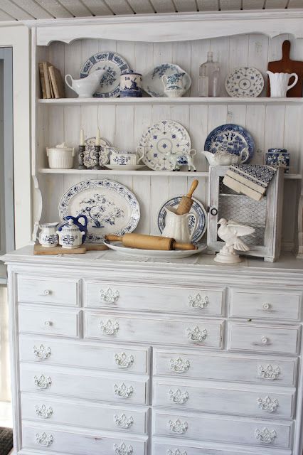 Blue and white hutch decorating- Itsy Bits And Pieces Dresser Designs, Farm Exterior, Blue And White Dining Room, Blue And White Dishes, Cottage English, White Hutch, Hutch Ideas, Antique Dining Room, Farmhouse Hutch