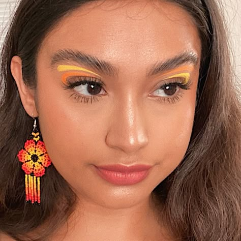 Coloured Liner Looks, Colorful Makeup Simple, Fun Liner Looks, Graphic Liner Makeup Simple, Graphic Liner Aesthetic, Easy Graphic Liner Ideas, Colorful Liner Makeup, Graphic Liner With Glasses, Graphic Liner Ideas Hooded Eyes