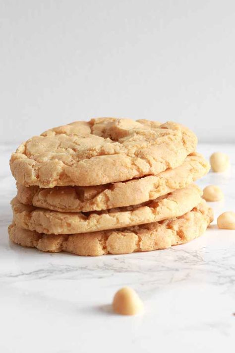 Gluten-Free Vegan Macadamia Cookies Cookies Macadamia, Macadamia Nut Cookies Recipe, White Chocolate Macadamia Cookies, Chocolate Macadamia Nut Cookies, Nut Dessert, White Chocolate Macadamia Nut Cookies, White Chocolate Macadamia Nut, Vegan Christmas Cookies, Macadamia Cookies