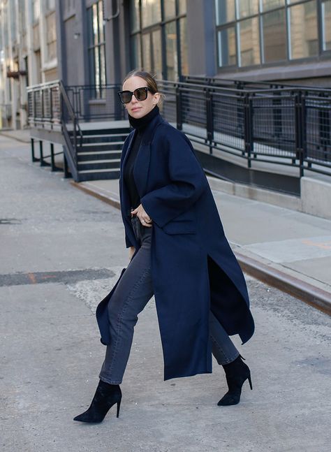 Navy & Black Monochromatic Winter Outfit, Winter Outfit NYC 2021, Navy Coat Outfit Navy Coats Outfit, Navy Outfit Street Style, Monochromatic Navy Outfit, Black And Navy Winter Outfit, Indigo Coat Outfit, Navy Tonal Outfit, Black With Navy Blue Outfit, Navy Oversized Coat, Navy Blue Plus Size Outfits