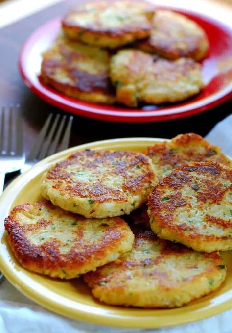 Cauliflower Cakes, Cauliflower Patties, Healthy Snack Ideas, Healthier Food, Fried Cauliflower, Potato Cakes, Low Carbohydrates, Food Choices, Cauliflower Recipes