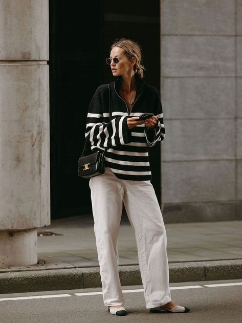 Striped Sweater Outfit, How To Wear White Jeans, White Jeans Winter, Preppy Mode, Pullovers Outfit, Knitwear Trends, Preppy Sweater, Stripe Outfits, Sweater Trends