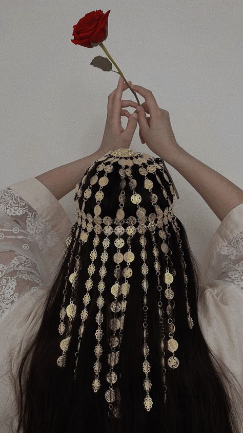 A girl using traditional kaftan dress in light colors and a traditional gold coin headpiece holds a rose. Ancient Egyptian Hair, Ancient Egyptian Hairstyles, Traditional Headpiece, Egyptian Hair, Khaleeji Aesthetic, Egyptian Hairstyles, Arabic Clothing, Arabic Jewelry, Headpiece Diy