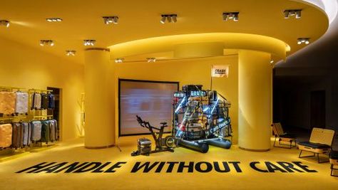 This+pop-up+shows+how+the+luggage+industry+can+be+as+bold+in+retail+as+it+is+in+branding via Frameweb.com Retail Space Design, Luggage Brands, Consumer Insights, Point Of Purchase, Make Business, Retail Experience, Galeries Lafayette, Retail Space, Pop Up Store