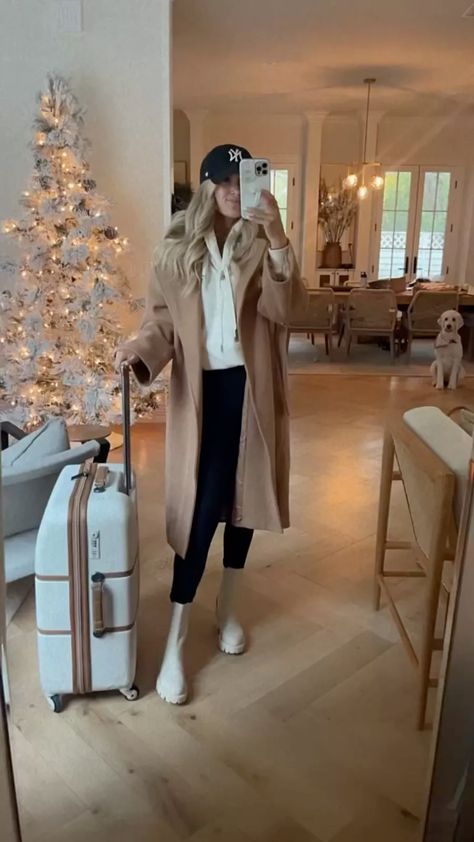 New York Jacket Outfit, Airport Outfit New York, Christmas Vacation Outfits, Winter Outfit With Hat, New York Yankee Hat Outfit, My Yankees Hat Outfit, Tan Yankees Hat Outfit, New York Outfits December, Brown Yankees Hat Outfit