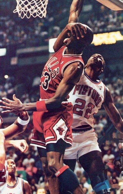 Michael Jordan going against the Pistons "Bad Boys" Bad Boy Pistons, Michael Jordan Photos, Michael Jordan Pictures, Basketball Tricks, Jordan Photos, Basket Nba, Michael Jordan Basketball, Michael Jordan 23, Basketball Photography