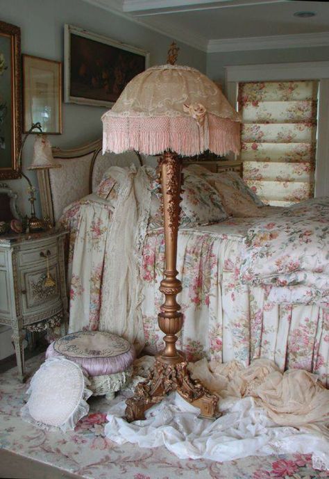 Gorgeous Shabby Chic Decor Bedroom, Chic Lamp, Shabby Chic Lamps, Estilo Shabby Chic, Shabby Chic Living, Shabby Chic Living Room, Shabby Chic Christmas, Shabby Chic Bedroom, Lampe Decoration