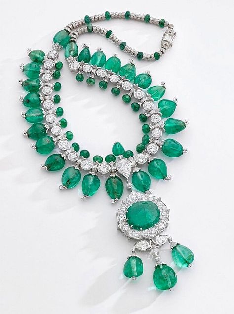 Viren Bhagat emerald necklace Real Emerald Necklace, Viren Bhagat, Emerald And Diamond Necklace, Wedding Jewellery Designs, Real Diamond Necklace, Emerald Earrings Drop, Bridal Necklace Designs, Neck Pieces Jewelry, Choker Necklace Designs