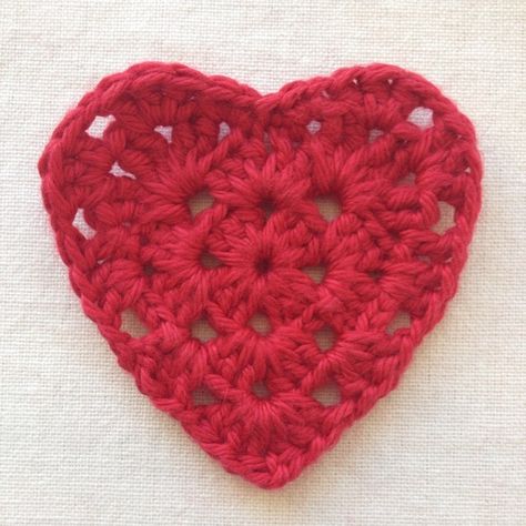 Free heart pattern!                                                                                                                                                                                 More Crocheted Heart, Crochet Coasters Free Pattern, Crochet Heart Pattern, Valentines Crochet, Granny Squares Pattern, Granny Square Crochet Pattern, Crochet Heart, Ideas Crochet, Crochet Flower Patterns