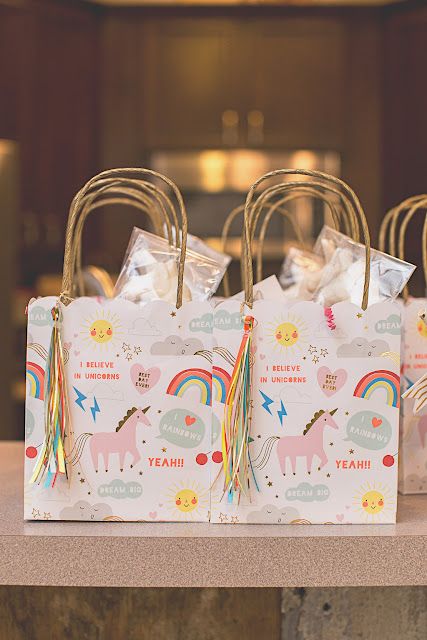 Must Have Unicorn Party Food and Favors - Made It. Ate It. Loved It. Cloud Balloons, Gift Packaging Ideas, Unicorn Party Favor, Unicorn Balloons, Birthday Party Box, Unicorn Party Food, Gold Sequin Table Runner, Unicorn Wall Decor, Giveaway Ideas