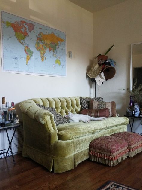 Closet Couch Ideas, Retro Couch Living Rooms, Antique Couches Living Room, Whimsigoth Couch, Grandma Couch Aesthetic, Vintage Sectional, Couch Vintage, Fun Couch, Grandma Couch