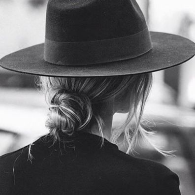 Wide-brimmed hats are great to have in your bohemian style wardrobe! Hats Short Hair, Bohemian Hats, Photographie Portrait Inspiration, Trendy Hat, Boho Hairstyles, Jolie Photo, Everyday Hairstyles, Outfits With Hats, Wide Brimmed Hats