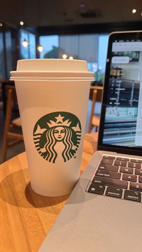 Starbucks Astethic, Cafe Starbucks Aesthetic, Starbucks Laptop, Starbucks Fake Story, Starbucks Macchiato, Kopi Starbucks, Fake Photo Sick, Starbucks Aesthetic, Starbucks Coffee Drinks