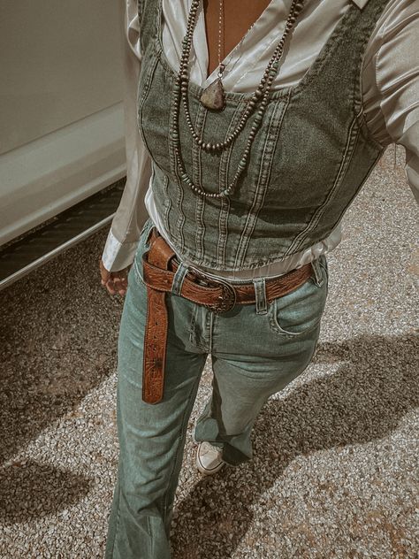 Vintage Western Jeans Outfit, Indie Western Aesthetic, Western Spring 2024 Fashion Trends, Western Outfits Women Vintage, Western Outfit With Vest, Southern Cowgirl Outfits, Vintage Cowgirl Aesthetic Outfits, Vintage Western Clothes, Subtle Western Outfit