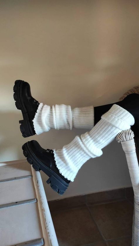 Black Boots With Leg Warmers, Plus Size Leg Warmers Outfit, How To Make Leg Warmers Out Of Socks, Leg Warmers With Boots, Leg Warmers Aesthetic, Boots Leg Warmers, Outfits With Leg Warmers, Outfit In Winter, Bershka Boots