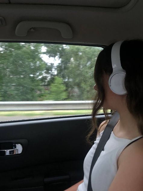 #roadtrip #headphones #girl #aesthetic Headphones Girl Aesthetic, Headphone Girl, Girl Headphones, Iphone Beauty, Girl With Headphones, Long Car Rides, Anti Hero, Car Rides, Single Girl