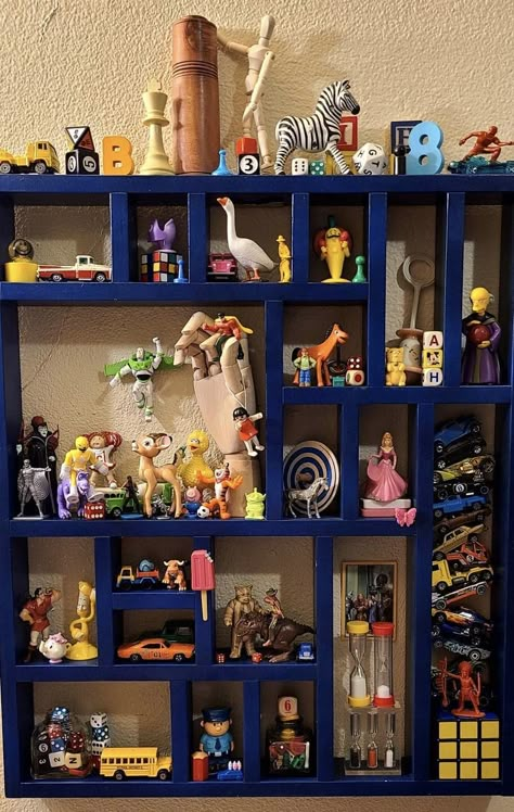 Tchotchkes Shelf, Collectible Shelf Display, Curio Shelves, Miniature Figurine Display Ideas, Tchotchkes Display Ideas, Displaying Miniature Collections, Display Shelves For Collectables, Collections Of Objects Display, Shelf Of Curiosities Diy