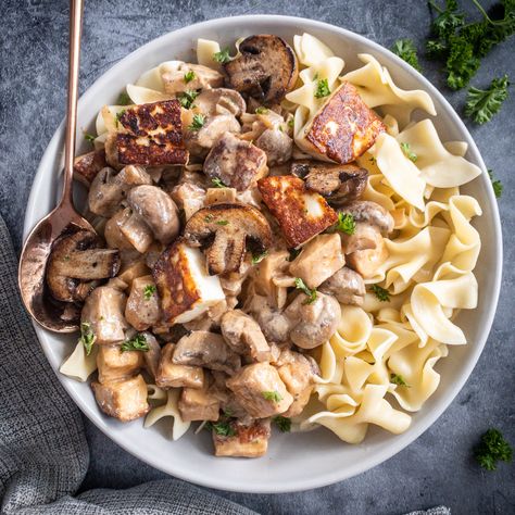 Vegetarian Stroganoff, Stroganoff Pasta, Halloumi Pasta, Vegetarian Noodles, Halloumi Cheese, Stroganoff Recipe, Beef Stroganoff, Dinner Tonight, Weeknight Meals