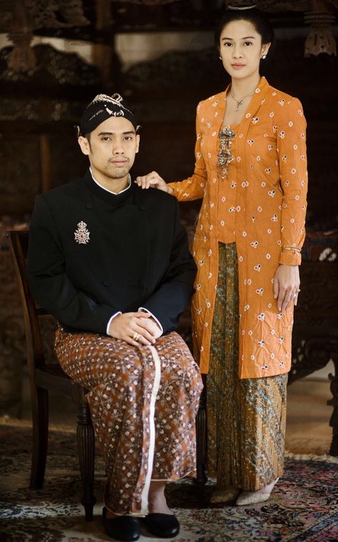 #Traditional #Prewedding #PreweddingPhotography #PreweddingIdeas #Javanese #Indonesia Prewedding Jawa Klasik, Javanese Wedding Dress, Prewedding Traditional, Javanese Wedding, Kebaya Wedding, Kebaya Modern Dress, Adat Jawa, Indonesian Wedding, Pre Wedding Photoshoot Outfit