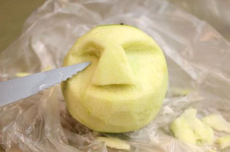 Dry Apples, Apple Head Dolls, Apple Dolls, Creepy Food, Shrunken Heads, Halloween Apples, Diy Apple, Shrunken Head, Spooky Decorations