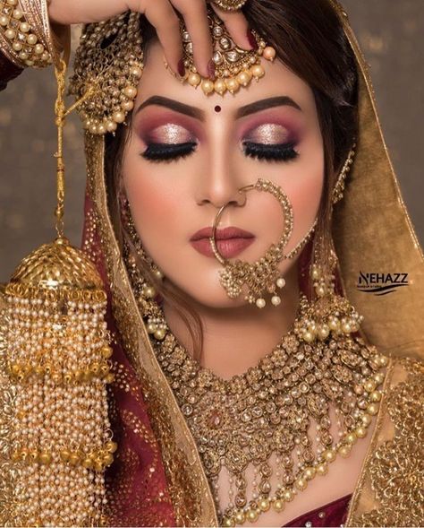 Bride Eye Makeup, Soft Pink Makeup, Uni Makeup, Soft Makeup Look, Latest Bridal Makeup, Hd Make Up, Bride Looks, Make Up Gold, Indian Bride Makeup