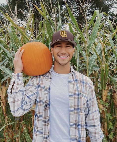 Pumpkin Patch Poses Alone, Mens Pumpkin Patch Outfit, Evan Lamicella, Pumpkin Patch Date, Pumpkin Patch Photoshoot, Fall Photo Shoot Outfits, Patch Outfit, Fall Portraits, Pumpkin Patch Outfit