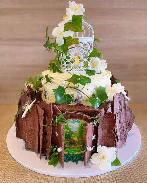 Emma & Paige on Instagram: "Secret Garden cake for the Year 12 formal 🌿🌱🌼🤍 #secretgardencake #year12formal #secretgarden #year122021 #graduationcake #gardencake #chocolatemudcake #ivy #vinecake #enchantedgardencake #frostedcupcakes #cakesofinstagram #buttercream" Secret Garden Cake, Chocolate Mud Cake, Frosted Cup, Cupcake Wars, Garden Cakes, Garden Of Eden, Themed Cupcakes, Graduation Cakes, Secret Garden