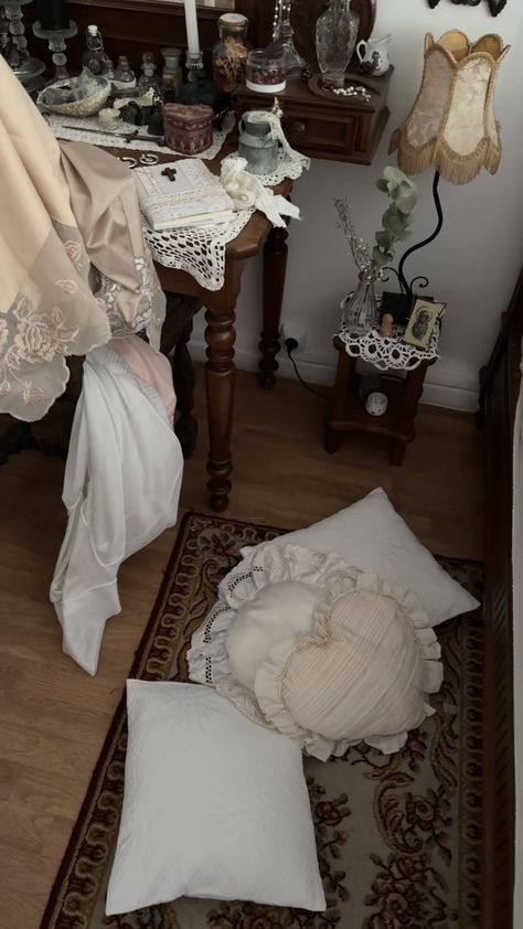 All White Room Aesthetic, Moonacre Bedroom, Asian Style Room, White Vintage Bedroom, Angelcore Room, Victorian Style Room, Dark Coquette Room, Ideas Hogar, Pretty Room