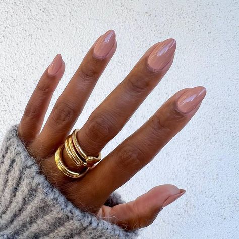 Almond Nails With French Tip Color, Almond Nails Wide Nail Bed, Small Almond Nails Shape, Almond Manicure Ideas, Nail Designs Round Shape, Best Nail Shape For Chubby Hands, Almond Vs Oval Nails, Almond Nails Dip, Dip Powder Nails Almond Shape