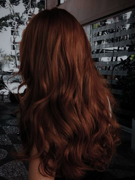 Cute Outfits For Night Out, Subtle Ginger Hair, 90s Red Hair, Brownish Red Hair Color, Solid Hair Color Ideas, Deep Copper Hair Color, Deep Auburn Hair Color, Amber Hair Color, Honey Red Hair