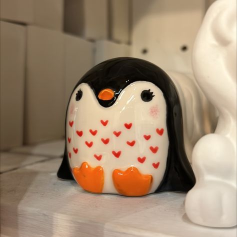 Penguin Pottery Painting Ideas, Air Dry Clay Penguin, Penguin Clay Art, Penguin Pottery, Clay Penguin, Pottery Painting Ideas Easy, Cafe Designs, Clay Cafe, Pottery Inspo