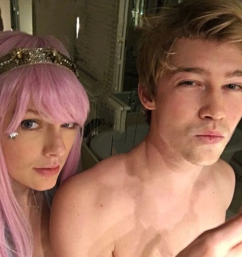 Taylor Swift Pink Hair, Taylor Swift Joe Alwyn, Taylor And Joe, Taylor Swift And Joe Alwyn, Taylor Swift Kiss, Taylor Swift Boyfriends, Joe Taylor, Joe Alwyn, Selena And Taylor