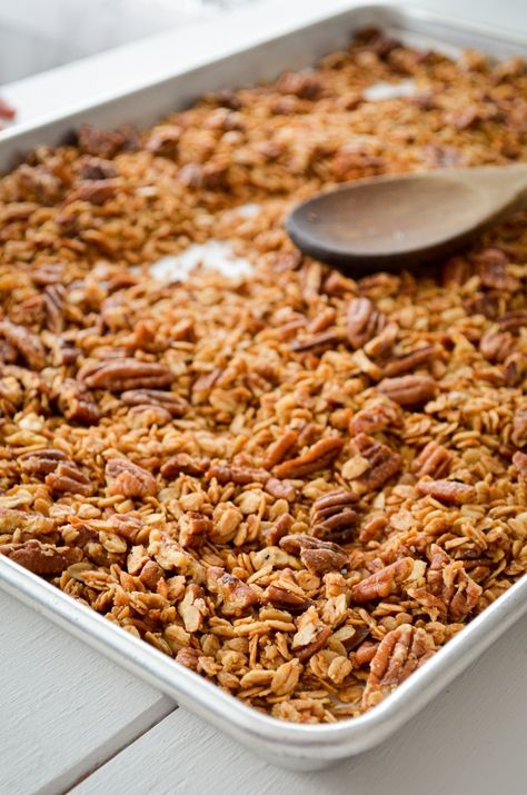 Granola Recipe With Maple Syrup, Pecan Granola Recipe, Diy Granola, Maple Pecan Granola, Easy Oatmeal Recipes, Pecan Granola, Healthy Breakfast Idea, Easy Homemade Granola, Homemade Granola Healthy