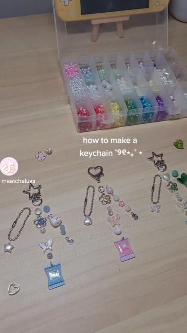 How to make a keychain Make A Keychain, Pinterest Diy Crafts, Diy Jewelry Unique, Bracelet Craft Diy, Pinterest Diy, Bead Charms Diy, Kraf Diy, Diy Bracelet Designs, Diy Bracelets Patterns