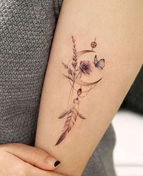 21 Tatuagens femininas: por que elas estão cada vez mais populares? - 123 Tatuagens Dream Catcher Tattoo Design, Tattoos For Women Flowers, Muster Tattoos, Geniale Tattoos, Spine Tattoos, Feather Tattoos, Tattoos For Daughters, Elegant Tattoos, Pattern Tattoo