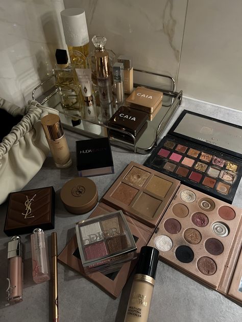 #makeup #beauty Latina Makeup Products, Luxury Makeup Aesthetic, Aesthetic Clips, Daily Makeup Routine, Makeup Is Life, Fancy Makeup, Makeup Obsession, Luxury Makeup, Daily Makeup