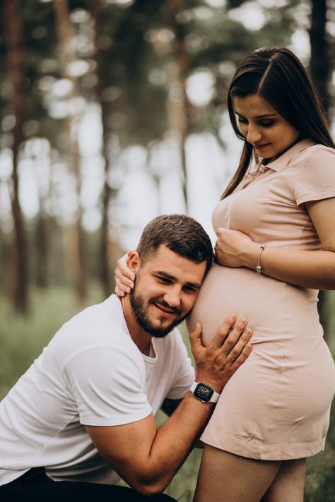 Pareja embarazada, esperando un bebé Fot... | Free Photo #Freepik #freephoto #mujer #hombre #bosque #feliz Funny Maternity Photos, Couple Maternity Poses, Baby Bump Photoshoot, Maternity Photography Family, Maternity Photography Poses Outdoors, Maternity Photography Poses Couple, Maternity Photography Outdoors, Maternity Photography Poses Pregnancy Pics, Baby Announcement Pictures