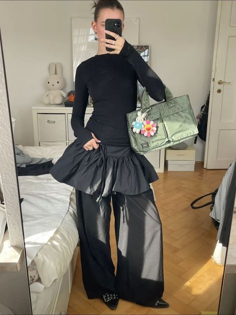 All Black Orchestra Outfit, Sporty All Black Outfit, Japanese All Black Outfit, Lace Underskirt Outfit, Black Layering Outfit, Nyfw Outfit Inspiration, Skirt Over Pants Aesthetic, Dress Over Trousers, Black Pleated Maxi Skirt Outfit