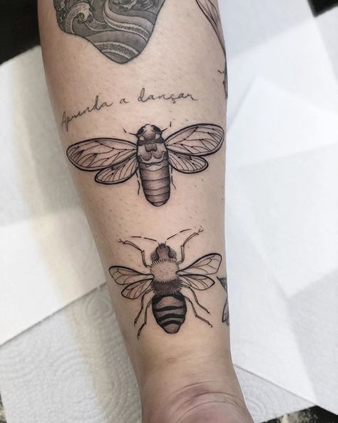 Maria Mariana Morais (@mariamarianatattoo) • Instagram photos and videos Neo Trad Tattoo, Moon Phases Tattoo, Bestie Tattoo, Bug Tattoo, Insect Tattoo, Witch Tattoo, Dragonfly Tattoo, Bee Tattoo, Discreet Tattoos