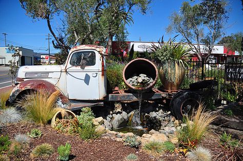 truck fountain Truck Fountain, Antique Wheelbarrow, Fountain Modern, Backyard Water Fountains, Gardens Backyard, Gardening Design Diy, Fall Flowers Garden, Diy Garden Fountains, Pond Water Features