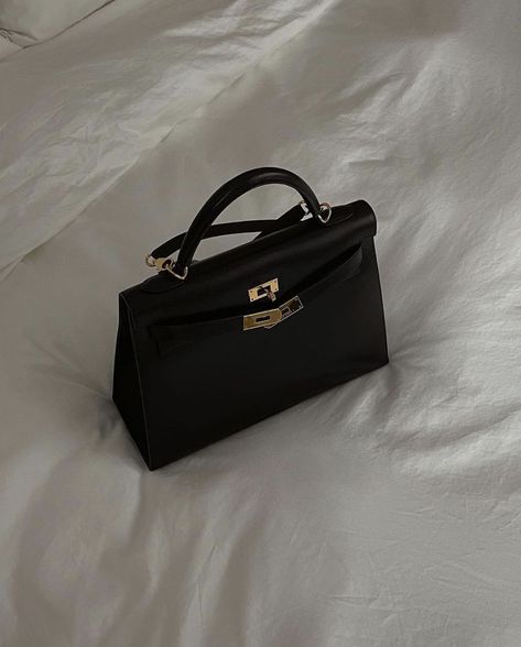 Alyssa Lenore, College Shoes, Designer Inspired Handbags, Hermes Kelly 25, Expensive Bag, Hand Bags For Women, Hermes Kelly Bag, Kelly Bag, 背景 シンプル