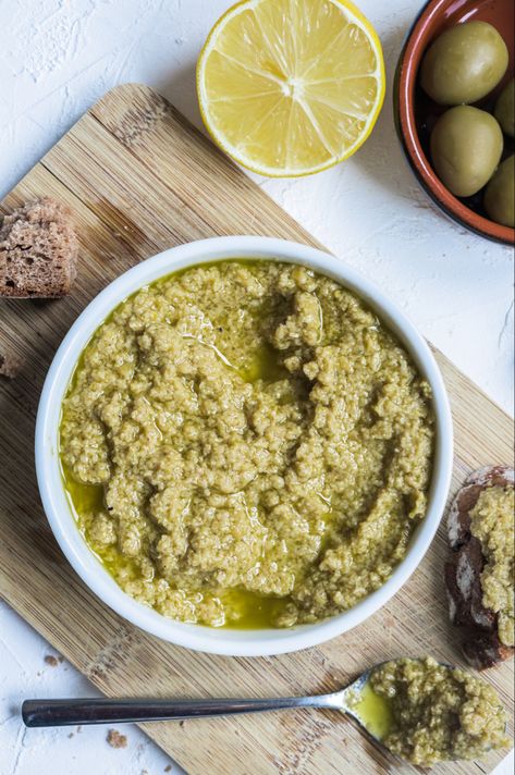 Si vous cherchez une recette de tapenade verte, je vous propose une recette traditionnelle de Tapenade Verte aux Anchois et Câpres. C’est ultra simple et rapide ! La tapenade est une recette phare de la cuisine française et plus particulièrement de la Provence... (lire la suite) #recette #tapenade #olives #dips #aperitif #recettefacilerapide Tapenade Olive Verte, Tapenade Olive, Olive Tapenade, Tapenade, Oatmeal, Sauce, Ethnic Recipes, Thermomix