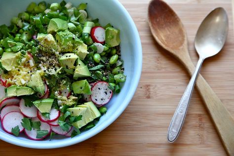 Avocado and Edamame Salad is super easy and tasty! TRY IT! Asian Vinaigrette, Yum Salad, Super Salad, Edamame Salad, Joy The Baker, Resep Salad, Radish Salad, Simple Salad, Easy Salad