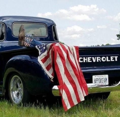 American Vans, Americana Aesthetic, Patriotic Pictures, Chevy Classic, Blue Truck, Old Pickup, I Love America, Old Pickup Trucks, The Patriot