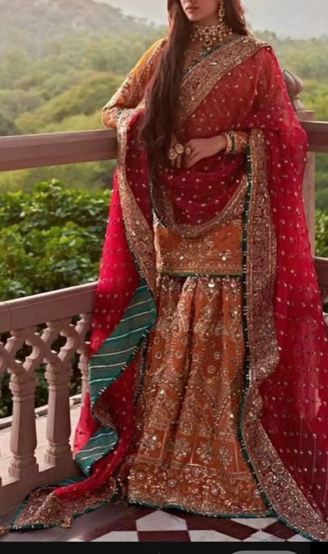 Pakistani Mehndi Outfit For Bride, Mendhi Bridal Dress, Bridal Mendhi Outfit, Mendhi Outfit Bridal, Mendhi Outfits Pakistani, Mehndi Outfits For Bride, Bridal Looks Indian, Mehndi Bridal Outfit, Pakistani Bridal Wear Mehndi