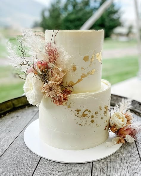 Rustic Cake Flowers, Two Tiered Wedding Cakes, Wedding Cake Summer, Wedding Cake Minimalist, Wedding Cake Topper Ideas, Nude Cake, Fall Birthday Cakes, Whimsical Florals, 2 Tier Wedding Cakes