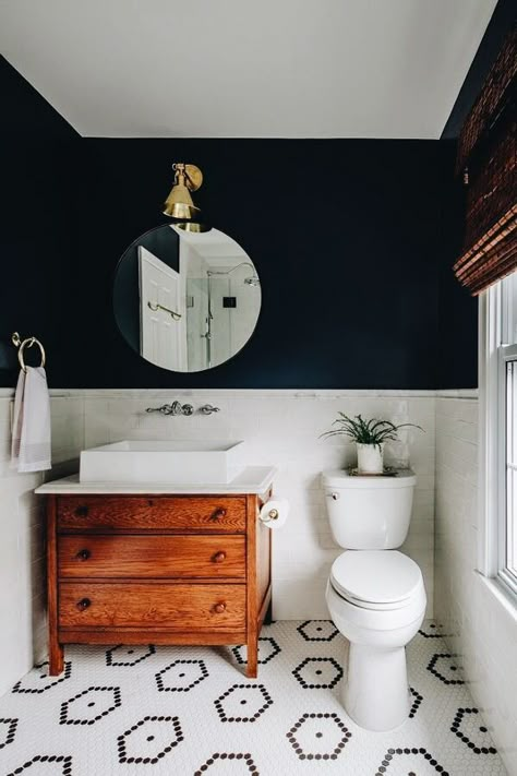 bathroom decor with navy paint Geek Home Decor, Painting Tile Floors, Bad Inspiration, Painted Floor, Diy Tile, Bathroom Renos, Decor Minimalist, Painting Bathroom, Guest Bathroom