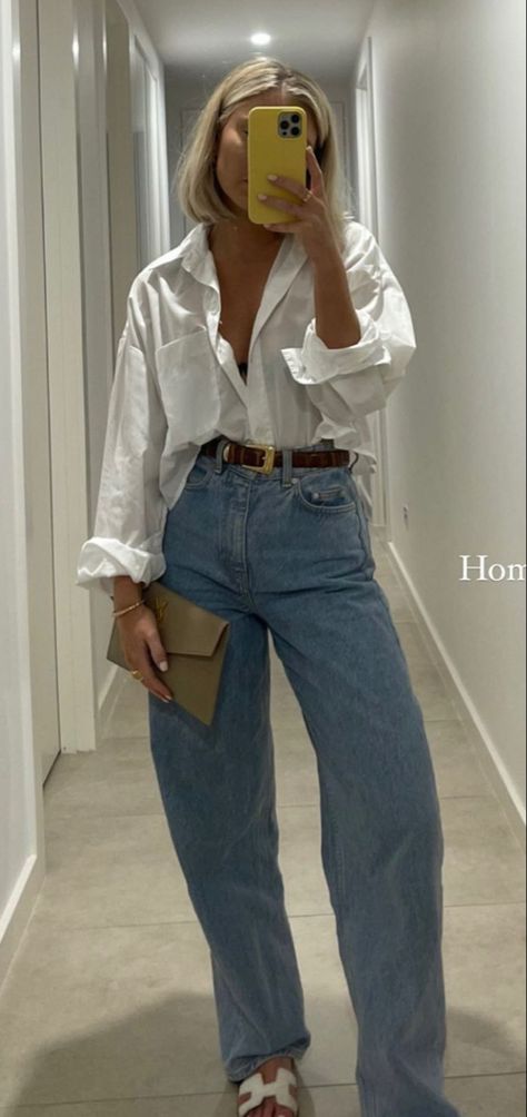 White Shirt Mom Jeans Outfit, White Shirt Outfit Going Out, Mom Jeans White Shirt, Mom Jeans With White Shirt, White Shirt And Wide Leg Jeans Outfit, Wide Jeans Outfit Aesthetic, White Long Shirt Outfit, White Blouse Outfit Casual, Mom Jeans Outfit Aesthetic