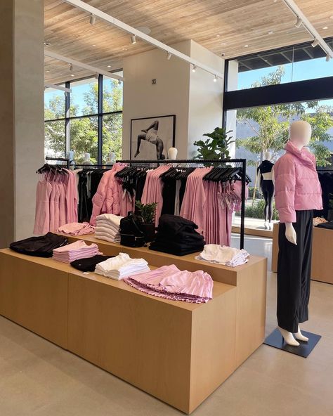 I am always impressed with Alo's merchandising. Their utilization of color is flawless. Lululemon Store Design, Lululemon Store Display, Lululemon Store Aesthetic, Activewear Store Design, Alo Yoga Branding, Athleisure Inspo, Uniqlo Store, Yoga Store, Spa Interior Design